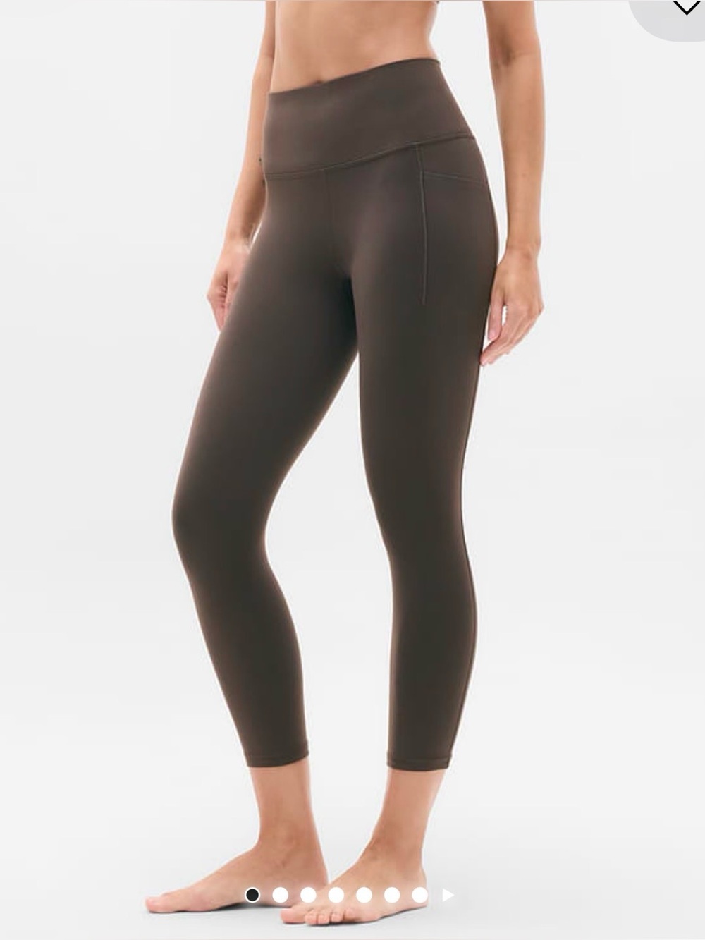 Athleta Salutation Stash 7/8 Cropped Leggings in Deep Brown
